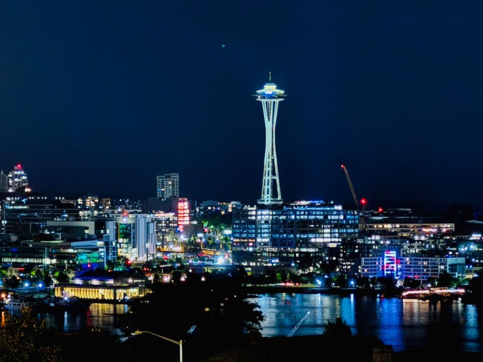 太空針塔與西雅圖的城市夜景，是不是很像一架幽浮。