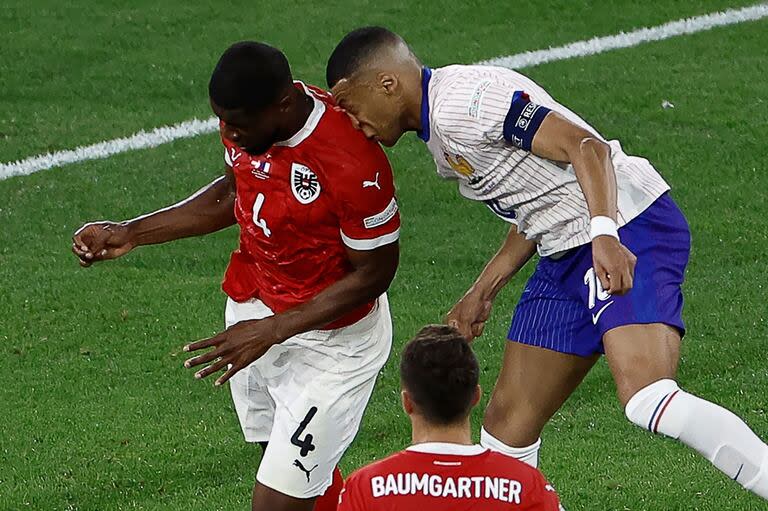 El momento de la lesión de Mbappé, cuando cabecea y choca con Kevin Danso durante el partido ante Austria