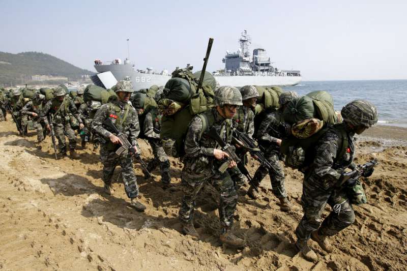 南韓軍隊在沙灘演訓。（美聯社）