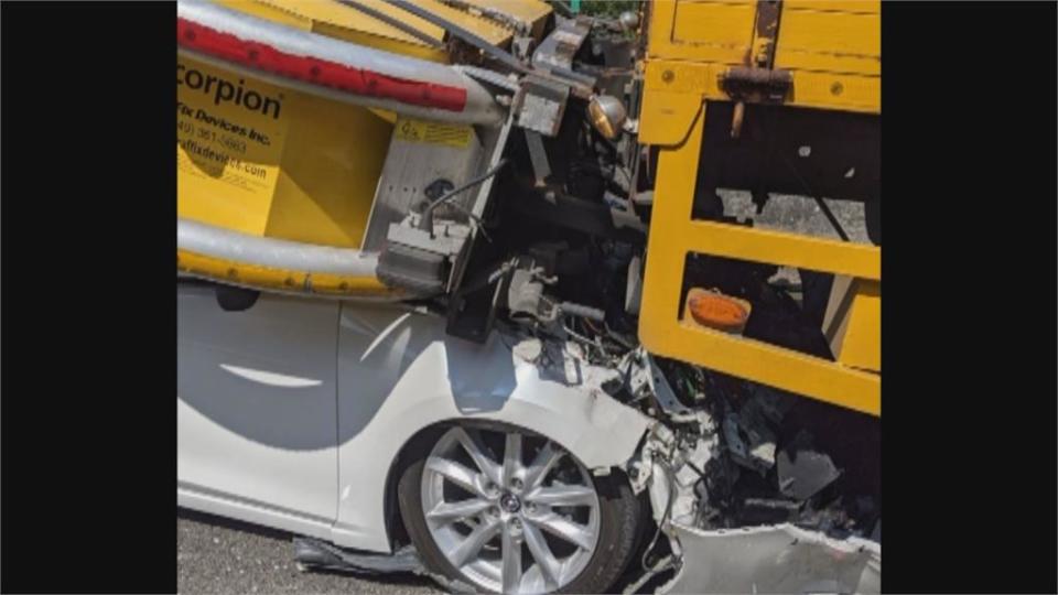 直衝國道工程緩撞車 轎車車頭全毀駕駛送醫