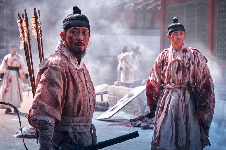 Crown Prince Lee Chang (Ju Ji-Hoon) and Min Chi-Rok (Park Byung-Eun) set out to learn more about the sudden plague outbreak in this Korean zombie drama.