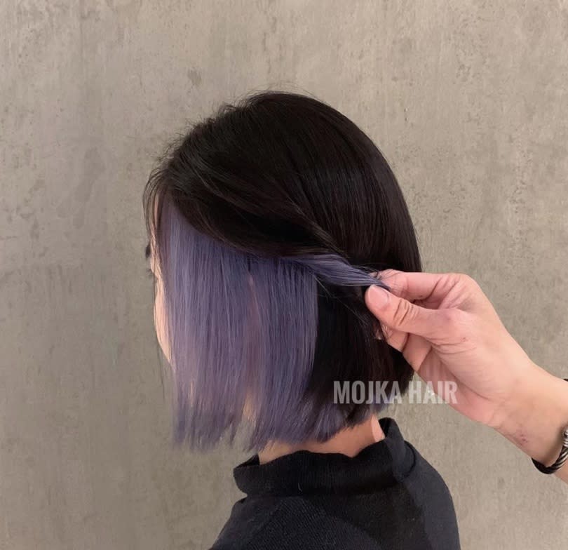 <a href="https://www.elle.fr/Beaute/Cheveux/Tendances/Qu-est-ce-que-l-undercover-colour-la-coloration-insolite-de-l-automne#xtor=AL-541" rel="nofollow noopener" target="_blank" data-ylk="slk:Voir la suite des photos sur ELLE.fr;elm:context_link;itc:0;sec:content-canvas" class="link ">Voir la suite des photos sur ELLE.fr</a><br><h3> A lire aussi </h3><ul><li><a href="https://www.elle.fr/Beaute/Cheveux/Stars/La-coloration-a-adopter-cet-automne-est-celle-de-Julia-Roberts-dans-les-annees-90-3888119#xtor=AL-541" rel="nofollow noopener" target="_blank" data-ylk="slk:La coloration à adopter cet automne est celle de Julia Roberts dans les années 90;elm:context_link;itc:0;sec:content-canvas" class="link ">La coloration à adopter cet automne est celle de Julia Roberts dans les années 90 </a></li><li><a href="https://www.elle.fr/Beaute/Cheveux/coloration-cheveux/Coloration-automne-hiver#xtor=AL-541" rel="nofollow noopener" target="_blank" data-ylk="slk:Pour quelle coloration de l’automne-hiver 2020-2021 allez-vous craquer ?;elm:context_link;itc:0;sec:content-canvas" class="link ">Pour quelle coloration de l’automne-hiver 2020-2021 allez-vous craquer ?</a></li><li><a href="https://www.elle.fr/Beaute/Cheveux/coloration-cheveux/Copper-Hair-la-nouvelle-coloration-tendance-de-cet-automne-3875359#xtor=AL-541" rel="nofollow noopener" target="_blank" data-ylk="slk:Copper Hair : la nouvelle coloration tendance de cet automne;elm:context_link;itc:0;sec:content-canvas" class="link ">Copper Hair : la nouvelle coloration tendance de cet automne</a></li><li><a href="https://www.elle.fr/Beaute/Cheveux/Stars/Kaia-Gerber-succombe-a-la-coloration-phare-du-moment-3873820#xtor=AL-541" rel="nofollow noopener" target="_blank" data-ylk="slk:Kaia Gerber succombe à la coloration phare du moment;elm:context_link;itc:0;sec:content-canvas" class="link ">Kaia Gerber succombe à la coloration phare du moment</a></li><li><a href="https://www.elle.fr/Astro/Horoscope/Quotidien#xtor=AL-541" rel="nofollow noopener" target="_blank" data-ylk="slk:Consultez votre horoscope sur ELLE;elm:context_link;itc:0;sec:content-canvas" class="link ">Consultez votre horoscope sur ELLE</a></li></ul>