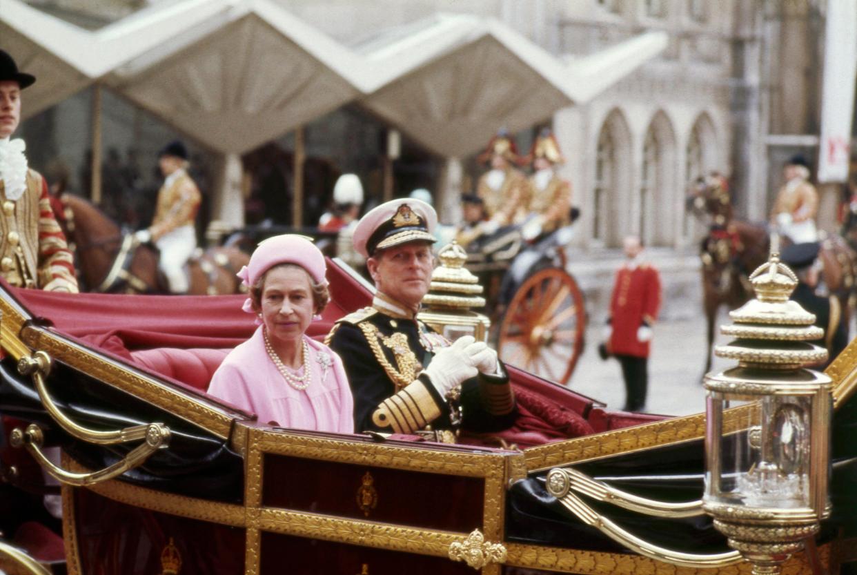 El 7 de junio de 1977, la reina Isabel II y el príncipe Felipe viajan en un carruaje durante las celebraciones del Jubileo de Plata en Londres. (AP)