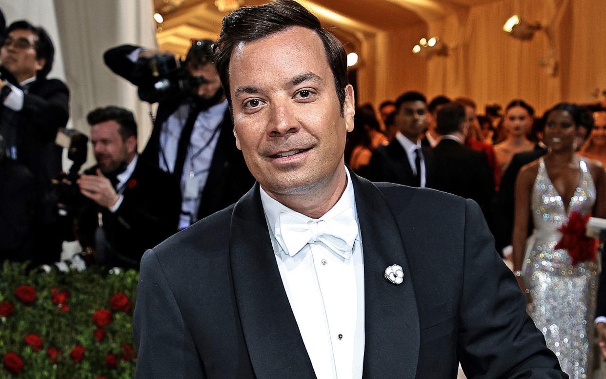 Jimmy Fallon ist ein amerikanischer Komiker und Moderator. Seit Februar 2014 ist er Gastgeber der "Tonight Show". (Bild: 2022 Getty Images/Dimitrios Kambouris)