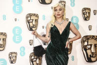 Lady Gaga posa al llegar a la ceremonia de los premios BAFTA del cine británico, el domingo 13 de marzo de 2022 en Londres. (Foto por Joel C Ryan/Invision/AP)