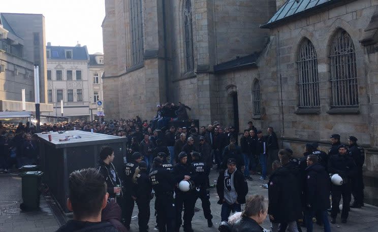 Die Polizei hatte vor der Partie Schalke-Ajax alle Hände voll zu tun (Foto: Twitter)