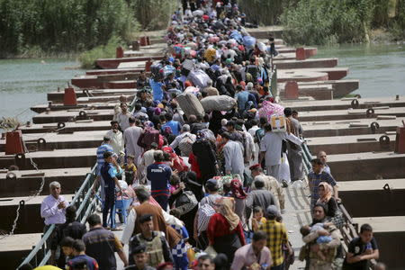 Displaced Sunni people, who fled the violence in the city of Ramadi, arrive at the outskirts of Baghdad, April 17, 2015. REUTERS/Stringer