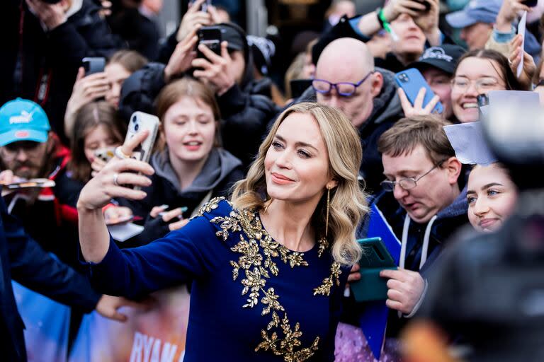 Emily Blunt no pudo borrar la sonrisa de su cara al llegar a la alfombra roja en el estreno en Berlín de su nueva película, The Fall Guy, el viernes pasado. La actriz, de 41 años, incluso frenó en varias oportunidades y se sacó varias selfies con los fanáticos que se acercaron hasta el lugar para conocerla en persona