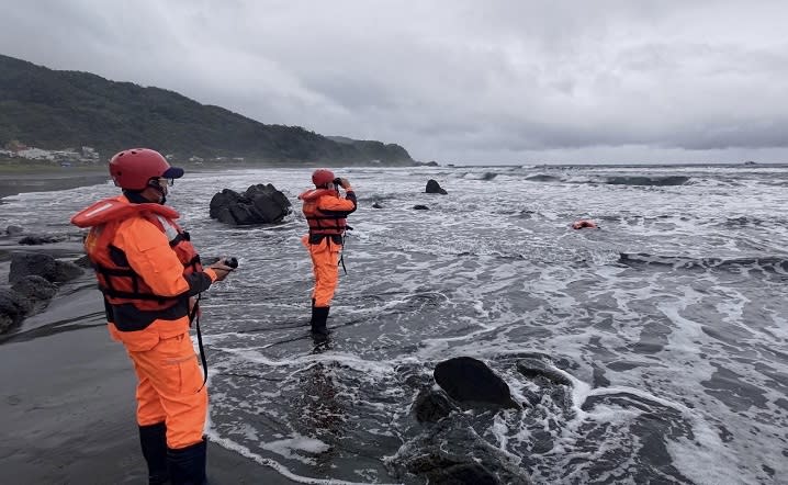 衝浪客受困頭城外澳沙灘　海巡冒寒救援