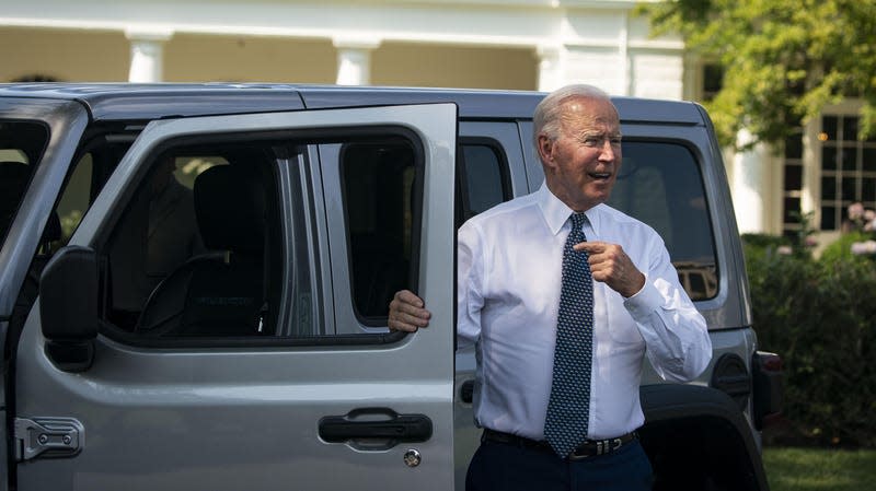 U.S. President Joe Biden speaks to members of the media after driving a Jeep Wrangler Rubicon electric vehicle during an event on the South Lawn of the White House in Washington, D.C., U.S. - Photo: Al Drago/ Bloomberg (Getty Images)