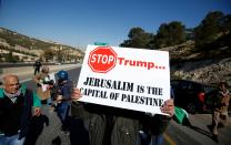 <p>Un grupo de palestinos se manifiestan contra Trump cerca del acercamiento judío de Maale Adumim. En las pancartas mensaje contra la intención de Trump de abrir una embajada en Jerusalén. “Jerusalén es la capital de Palestina”. REUTERS/Mohamad Torokman </p>