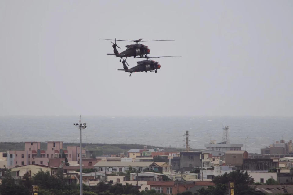 <strong>國軍漢光39號演習期間，於桃園機場舉行反空降操演，由UH-60M黑鷹直升機擔任紅軍攻擊軍，載運兵力降落桃園機場。（圖/中天新聞，李俊毅攝）</strong>