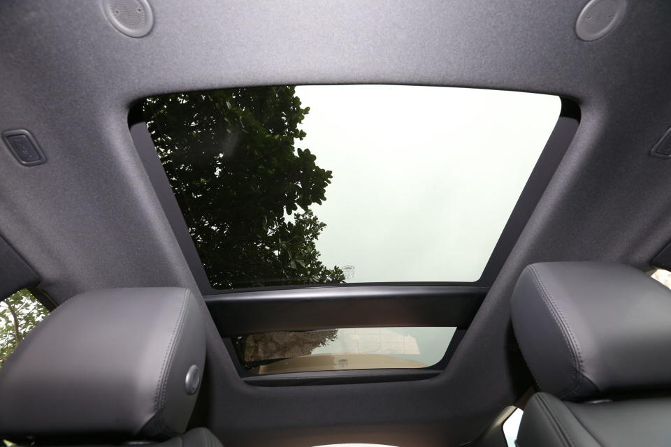 全景式玻璃電動天窗帶來絕佳車室採光與開闊感，心靈滿感足直接達標。