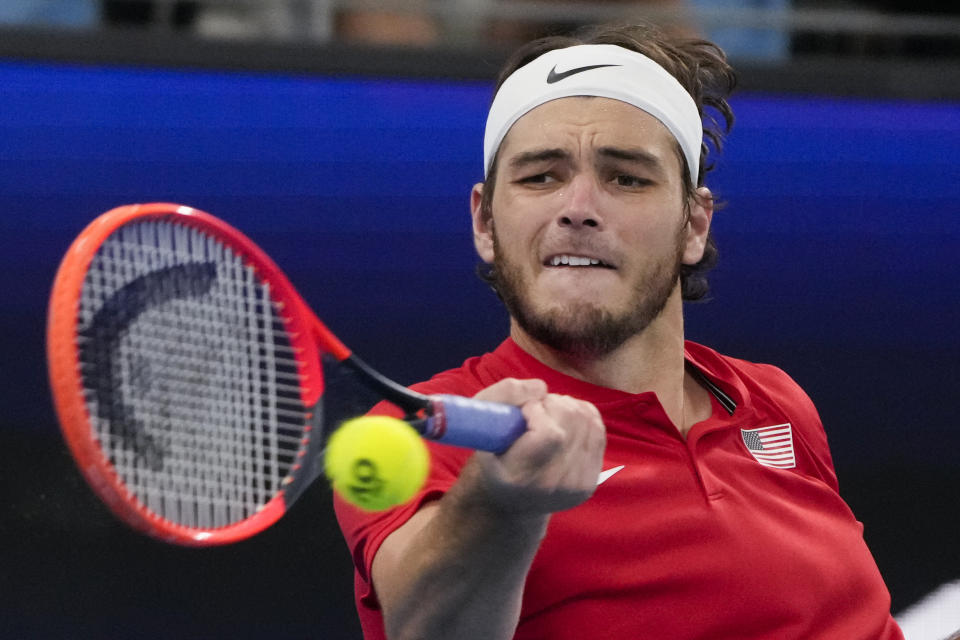 Taylor Fritz, de Estados Unidos, devuelve de derecha ante el polaco Hubert Hurkacz, durante su partido de semifinales del torneo mixto, United Cup, en Sidney, Australia, el sábado 7 de enero de 2023. (AP Foto/Mark Baker)