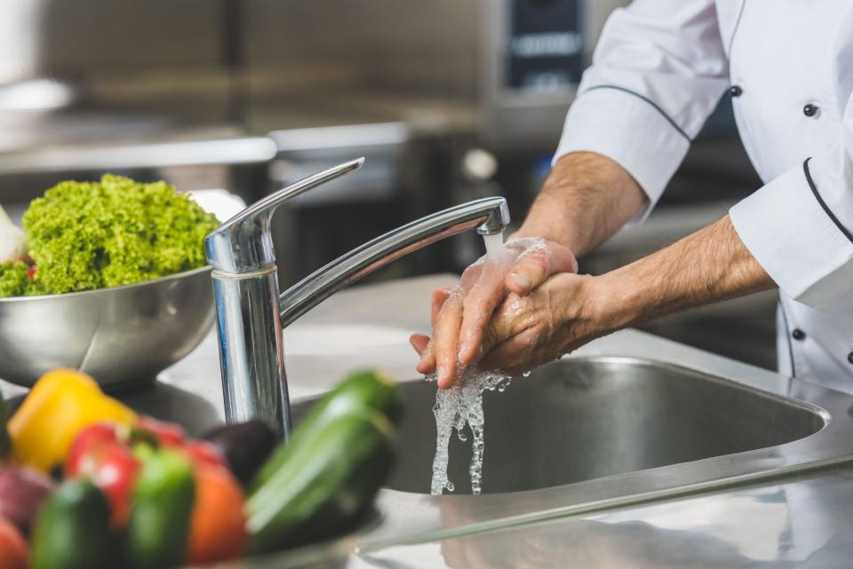 Nicht zu vergessen: Hände müssen nach dem Anfassen von rohem Fleisch ebenfalls gründlich mit heißem Wasser gewaschen werden, um nicht andere Flächen oder Lebensmittel weiter zu verseuchen. Auch Geschirrtücher können Bakterien und Viren im Haushalt weiterverbreiten. Deshalb sollten auch Haushaltstücher spätestens nach einer Woche in Benutzung bei mindestens 60 Grad gewaschen werden. (Bild: iStock/LightFieldStudios)