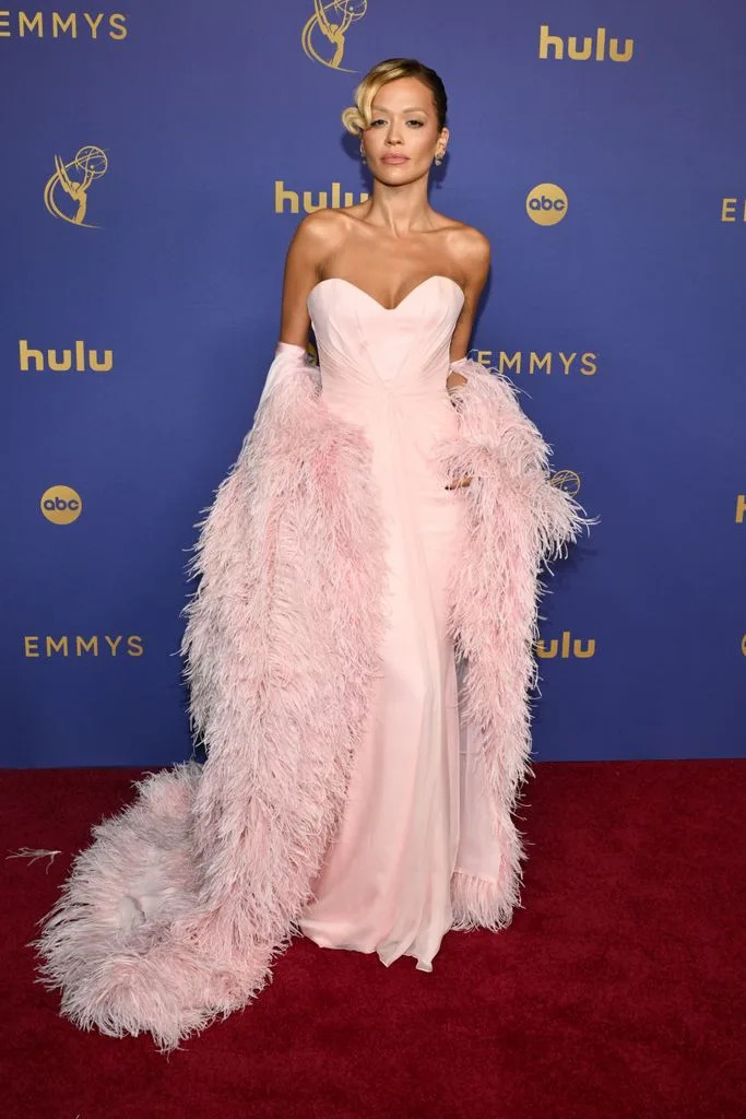 Rita Ora en los premios Emmy con vestido rosa de Tamara Ralph