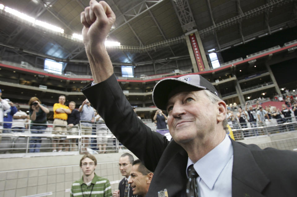 University of Connecticut head coach Jim Calhoun waves to the crowd at the conclusion of their NCAA men's West Regional basketball game against the Missouri Tigers in Glendale, Arizona, March 28, 2009. REUTERS/Jessica Rinaldi (UNITED STATES SPORT BASKETBALL)