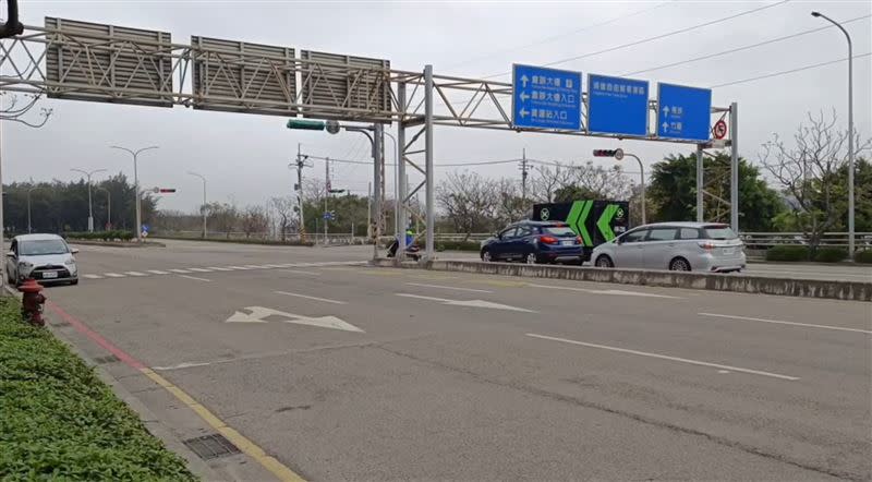 常有大車載運貨物進出的航翔路，因連假車少，成為飆車新地標。（圖／翻攝畫面）