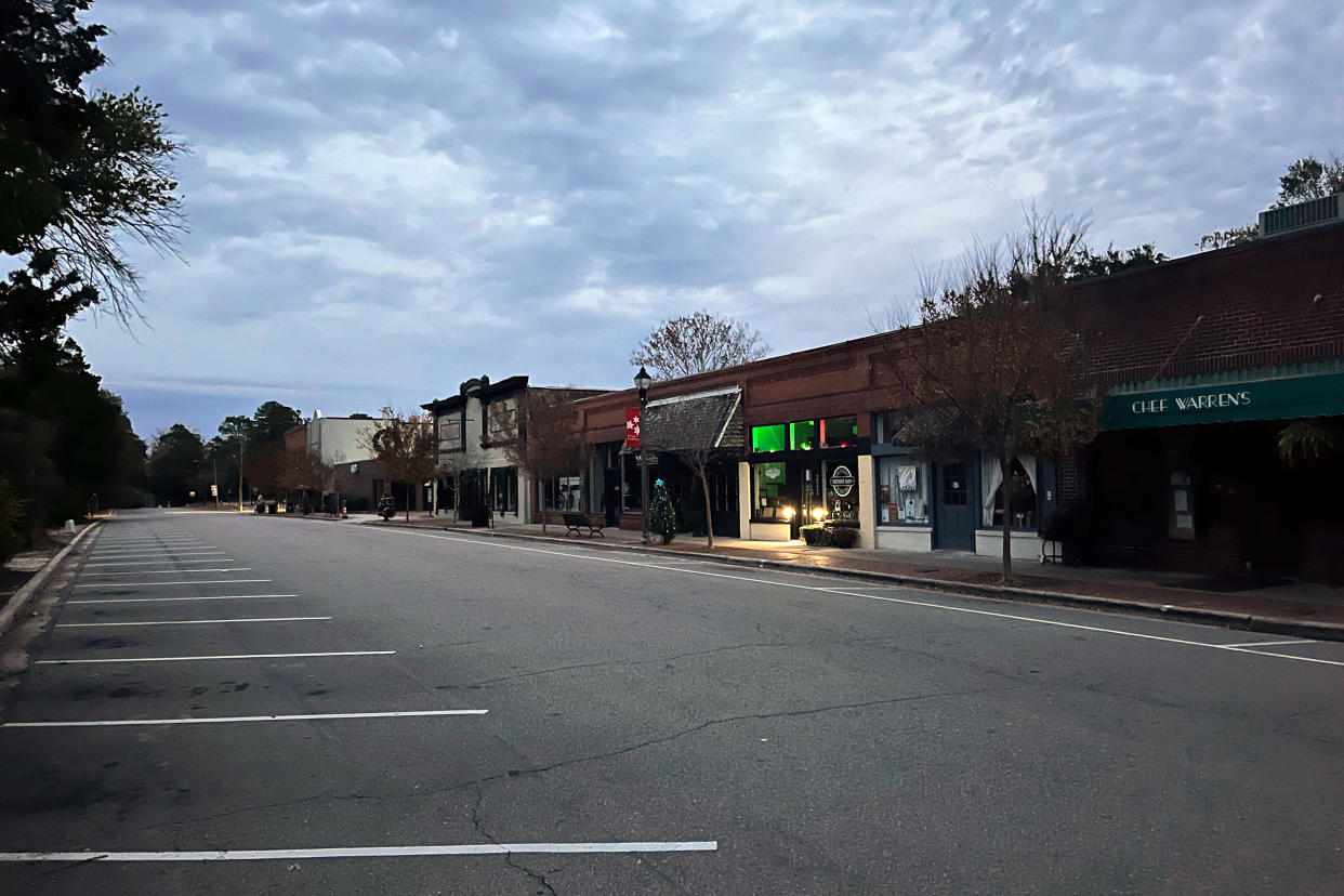 After power outages, the streets of downtown Southern Pines are empty and dark, Dec. 4, 2022. Dt southern pines 05 (Taylor Shook / USA Today Network)
