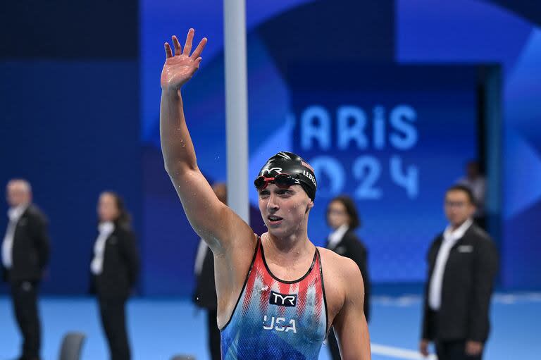 Brazo en alto de Ledecky tras ganar los 800 metros libre; la estadounidense igualó la cantidad de medallas doradas olímpicas de la soviética Larisa Latynina, nueve.