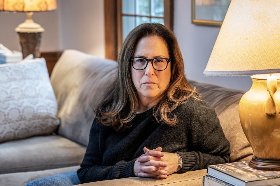 Liz Birenbaum, quien se percató de que el cheque del seguro social de su madre había sido desviado a otra cuenta, en Chappaqua, Nueva York, el 28 de febrero de 2024. (Tony Cenicola/The New York Times)