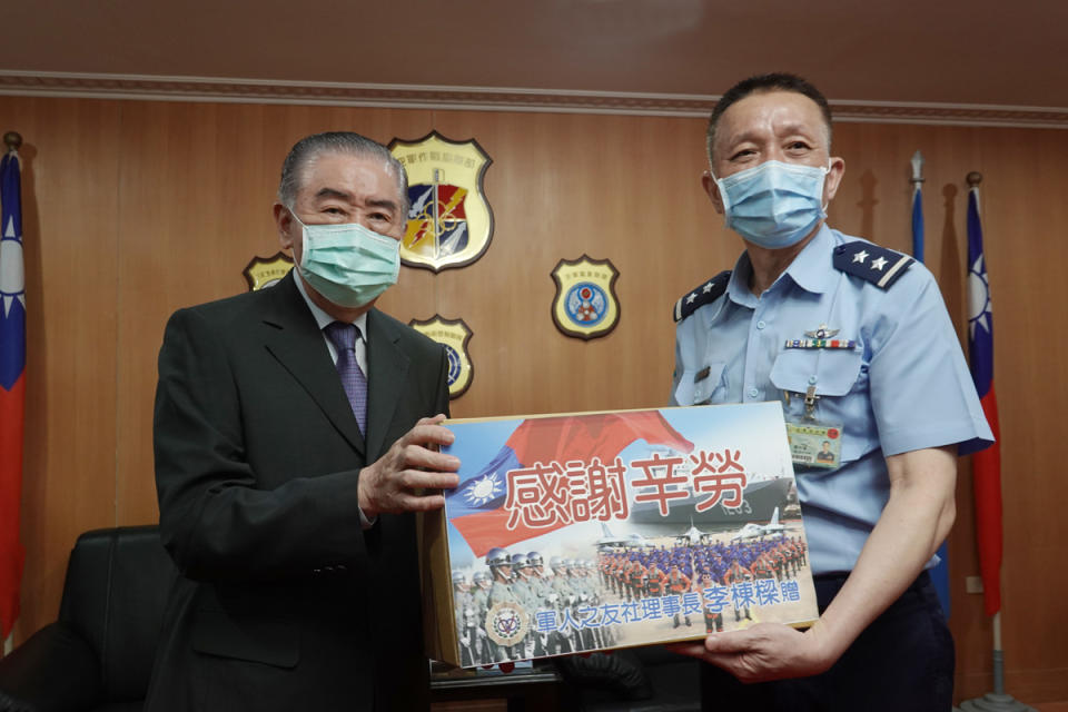 中華民國軍人之友社理事長李棟樑25日前往空軍作戰指揮部慰問官兵。（羅廣仁攝）                               