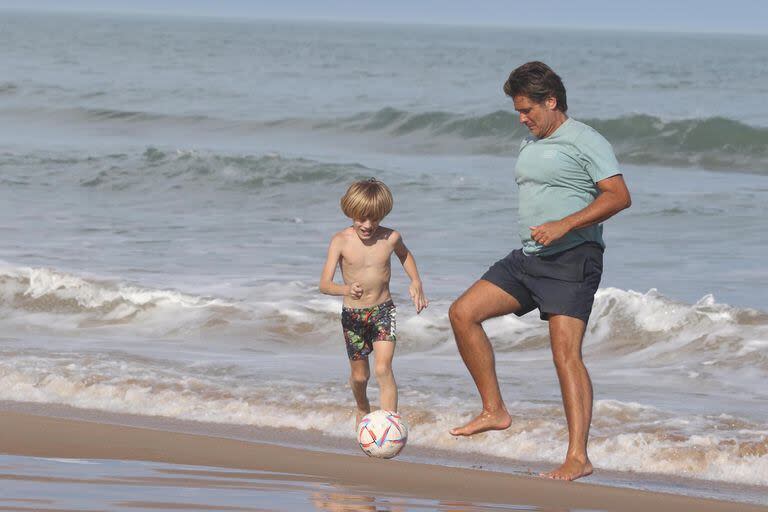 Cuando su padre se desocupó, Ramón tomó la pelota y allí comenzó la diversión