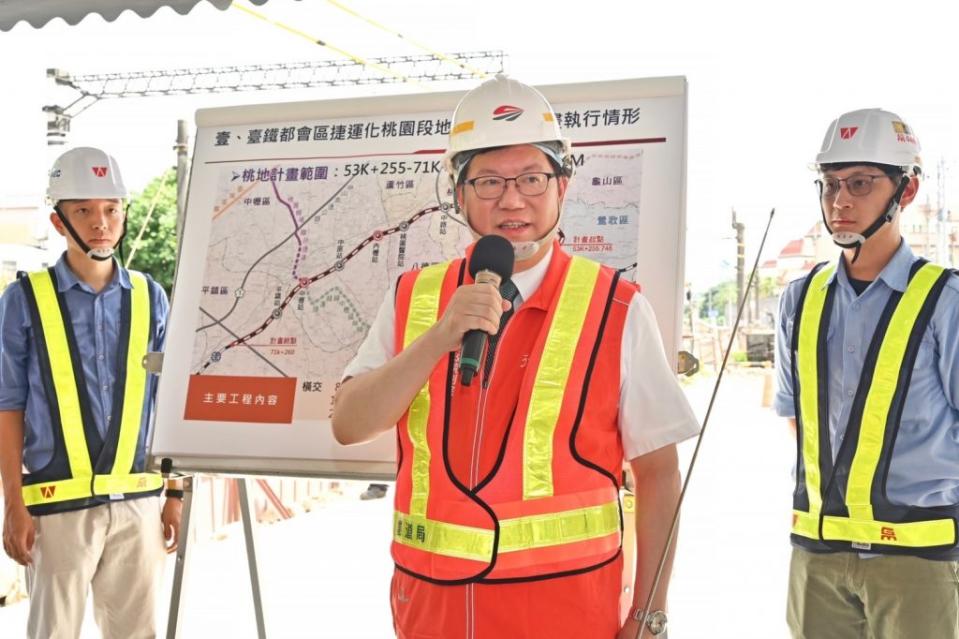 視察「桃園鐵路地下化平鎮車站工程」，鄭文燦副院長：平鎮臨時車站一一五年啟用。（行政院提供）