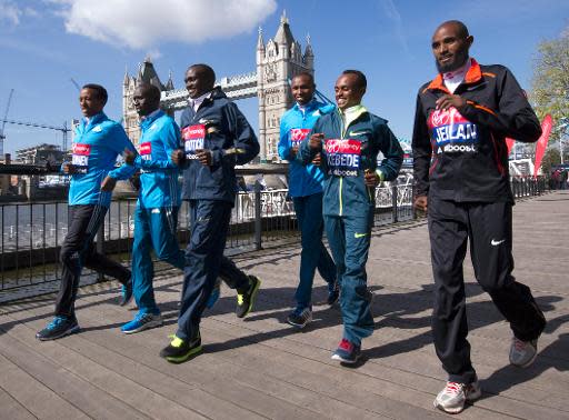 (Izq-dcha): Los maratonianos Tsegaye Mekonnen (Etiopía), Emmanuel Mutain (Kenia), Stephen Kiprotich (Uganda), Geoffrey Mutai (Kenia), Tsegaye Kebede e Ibrahiim Jeilan (Etiopía), posan cerca del Towr Bridge, en el centro de Londres, el 9 de abril 2014 (AFP | Carl Court)