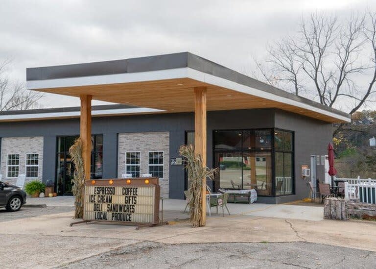 Electiontruth.net incluye un café en Cotter, Arkansas, como su contacto. La cafetería ha cerrado y ha sido sustituida por el Cotter Bridge Market. Los propietarios del mercado dijeron que no sabían nada del sitio web