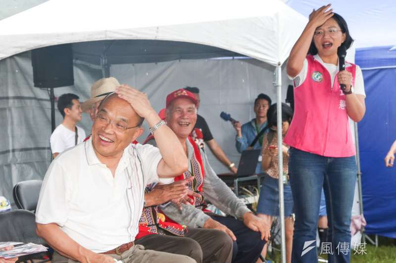 20180909-民主進步黨新北市長參選人蘇貞昌出席「2018萬箭齊發全國原住民傳統射箭賽」，由女兒立委、原住民媳婦蘇巧慧陪同，並以原住民親家身份許諾，和與會原住民同胞博感情。（陳明仁攝）