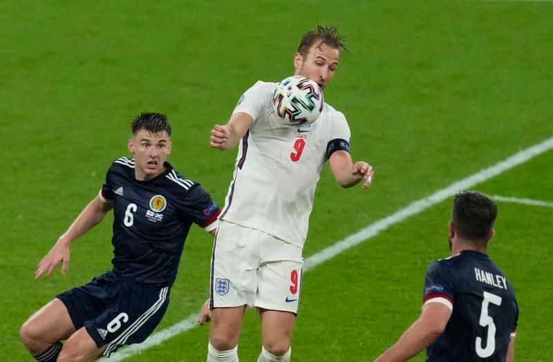 Harry Kane en acción frente a Kieran Tierney en el partido entre Inglaterra y Escocia por el Grupo D de la Euro 2020, en el Estadio Wembley, Londres, Inglaterra