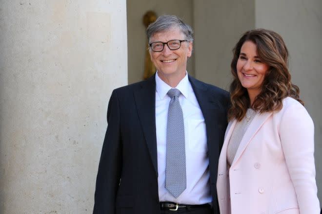 Bill Gates, junto de sua esposa Melinda, despendem bilhões de dólares em ações filantrópicas, com recentes esforços focados no financiamento de pesquisas para a vacina da COVID-19 (Foto: Frederic Stevens/Getty Images)