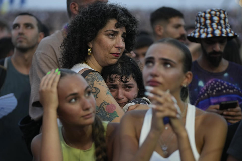 Una joven es reconfortada mientras llora en el concierto Nova Healing en Tel Aviv, Israel, el jueves 27 de junio de 2024. Esta fue la primera reunión masiva de Tribe of Nova desde el ataque de Hamas del 7 de octubre de 2023 que dejó a cientos de heridos y secuestrados en el festival de música Nova. (Foto AP/Ohad Zwigenberg)