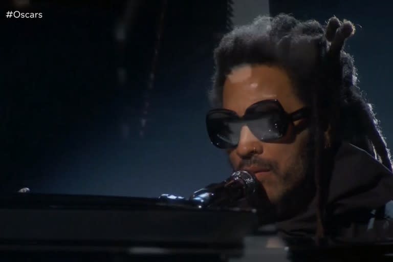 Lenny Kravitz, al piano durante el segmento In Memoriam de los Oscar 2023 