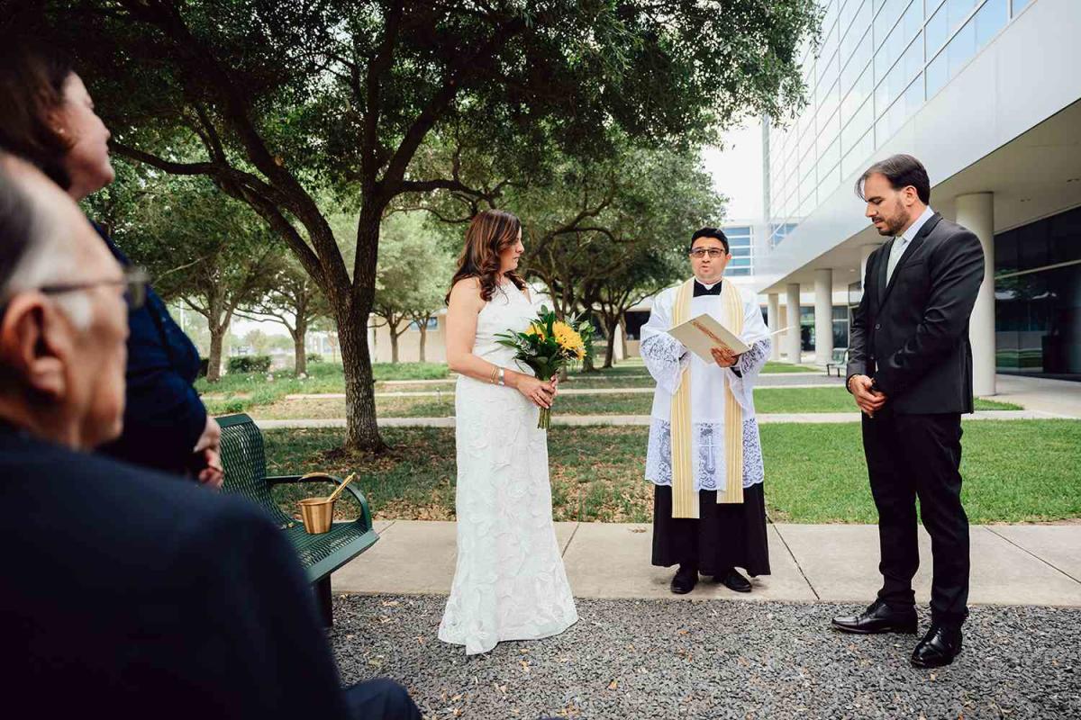 Houston Methodist Baytown hosts granddaughter's wedding for hospice patient, Local