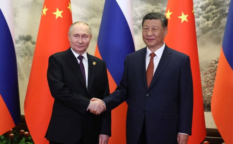 Russian President Vladimir Putin (L) meets Chinese President Xi Jinping during a two-day state visit to China. -/Kremlin/dpa