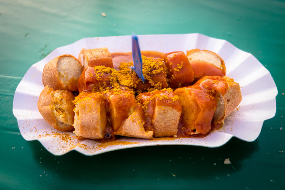 Sage und schreibe 800 Millionen Currywürste werden pro Jahr in Deutschland verzehrt. Die Currywurst belegt sogar den ersten Platz im Ranking des beliebtesten Kantinenessens. (Bild: Getty Images)