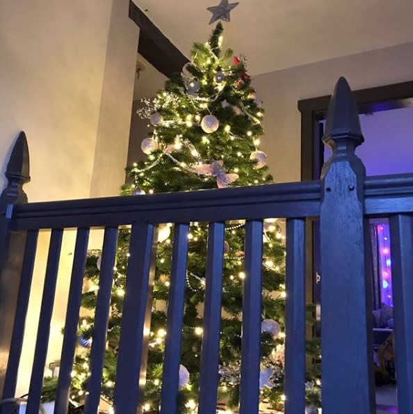 <p>Von Katie Price ist man eigentlich Kitsch, Over-the-Top-Optik und Extravaganz gewöhnt. An Weihnachten scheint sie jedoch einen Gang herunterzufahren und geht alles etwas klassischer und schlichter an. (Foto: Instagram, Katie Price) </p>