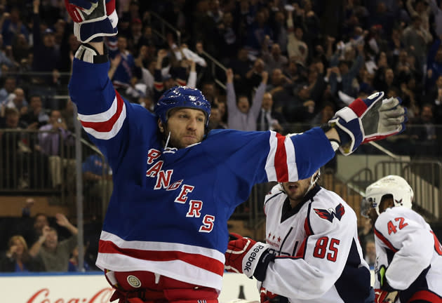 Ryane Clowe, three goal scorer, signs with Devils for five years, $24.25 million