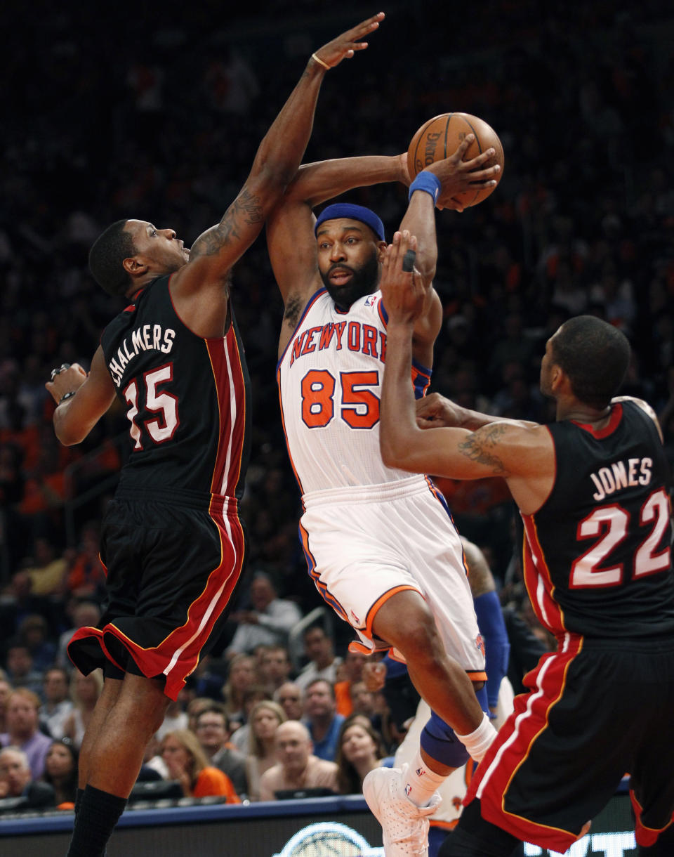 Baron Davis leaps in the air with a basketball in his hands.