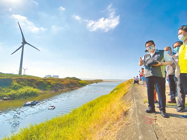 桃園市長鄭文燦26日體驗操作有如「海洋掃地機器人」的昇級版無人智慧船，可濾除海中塑膠微粒，守護海洋生態。（蔡依珍攝）