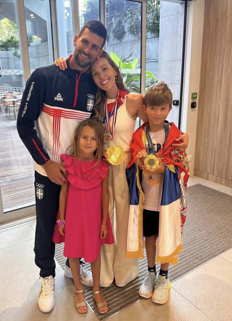 Djokovic, tras ganar el oro olímpico, junto con su esposa, Jelena, y sus hijos, Tara y Stefan