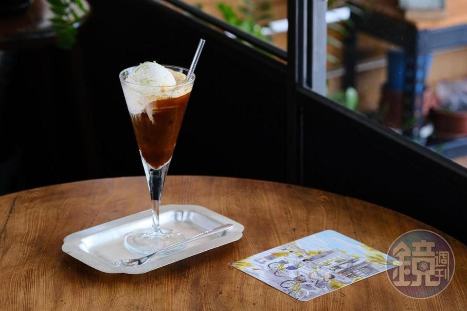 夏季推出的「漂浮冰咖啡」，選用小露吃冰淇淋特製，嚐起來微甜冰涼爽口。（160元／杯）