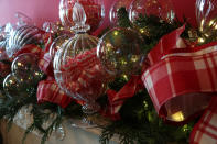 <p>Detail shot of Christmas decorations in the State Dining Room at the White House during a press preview of the 2017 holiday decorations in Washington, D.C., on Nov. 27, 2017. (Photo: Saul Loeb/AFP/Getty Images) </p>