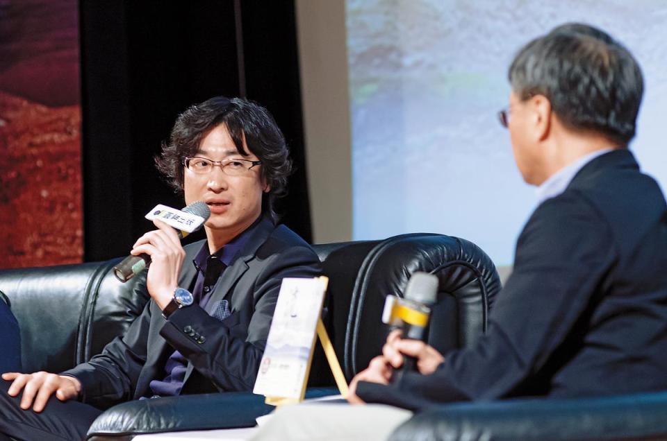 2016年6月，東山彰良（左）回台北舉辦小說《流》的簽書演講會，跟作家小野（右）一起對談。（圓神出版社提供）