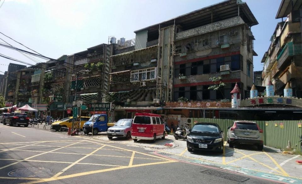 新北住都中心協助板橋油庫口社區籌組更新會，啟動都更重建程序。（記者吳瀛洲攝）