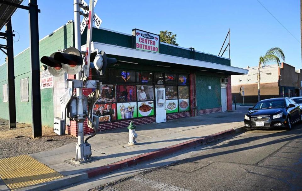 El Godinazo Fresno Centro Botanero está situado en Belmont Avenue, cerca de Abby Street, en el centro de Fresno. Imagen del viernes 23 de junio de 2023. ERIC PAUL ZAMORA/ezamora@fresnobee.com