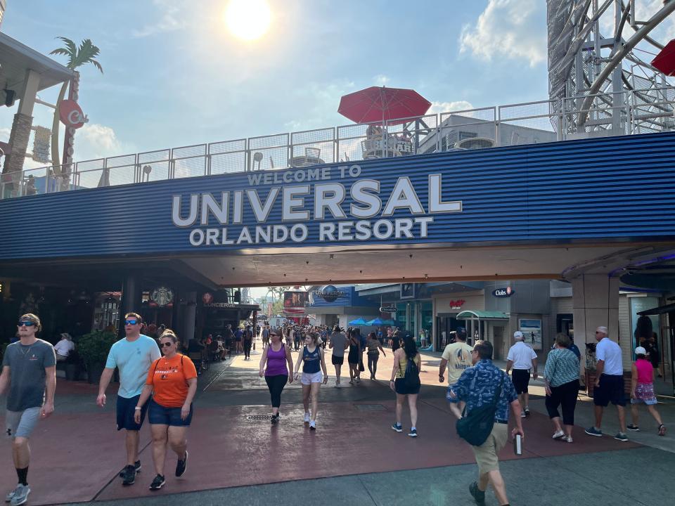 entrance sign for universal orlando resort