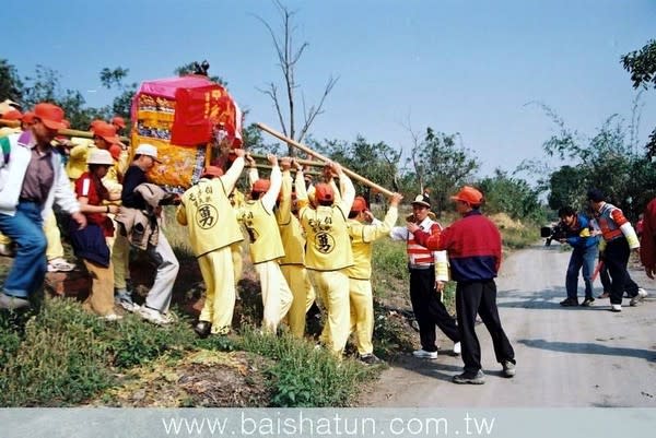 白沙屯媽祖鑾轎2001年捨棄陸橋，改走水路。（圖／翻攝自白沙屯媽祖婆網站）